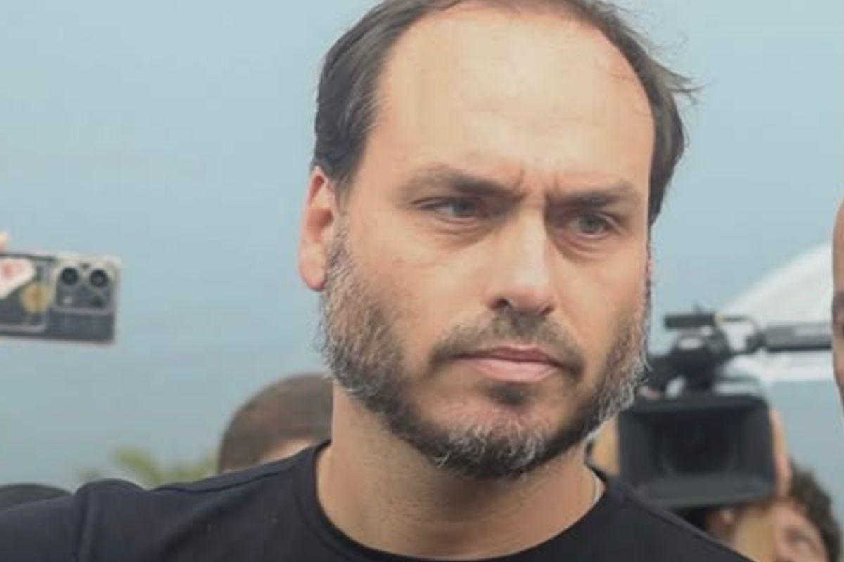 Carlos Bolsonaro publica foto do pai em hospital e diz que situação 'é muito delicada'