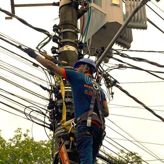 Trabalhos começam na região central, onde há mais cabos e maior circulação de pedestres e veículos