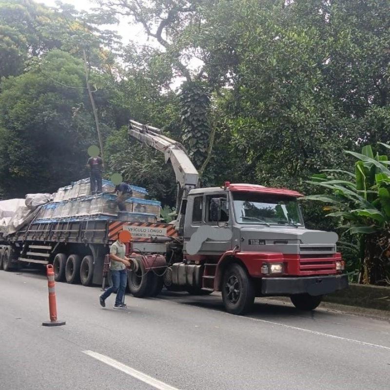 Carreta com 53,5 toneladas de piso quebrou e bloqueou totalmente a Via Anchieta. Neste momento está sendo realizado o processo de transbordo