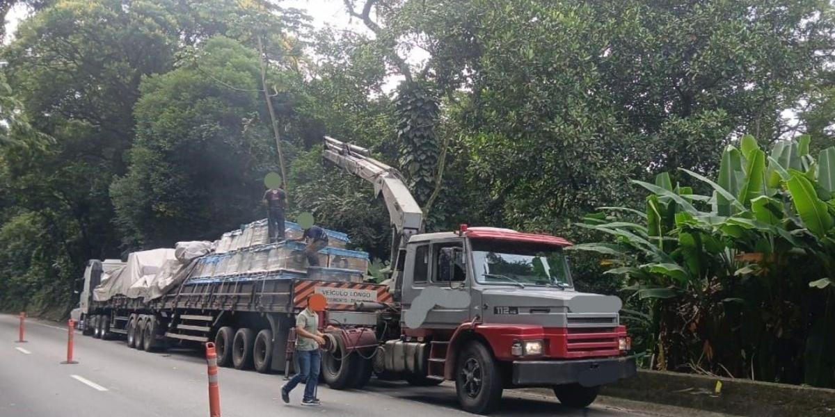 Carreta com 53,5 toneladas de piso quebrou e bloqueou totalmente a Via Anchieta. Neste momento está sendo realizado o processo de transbordo