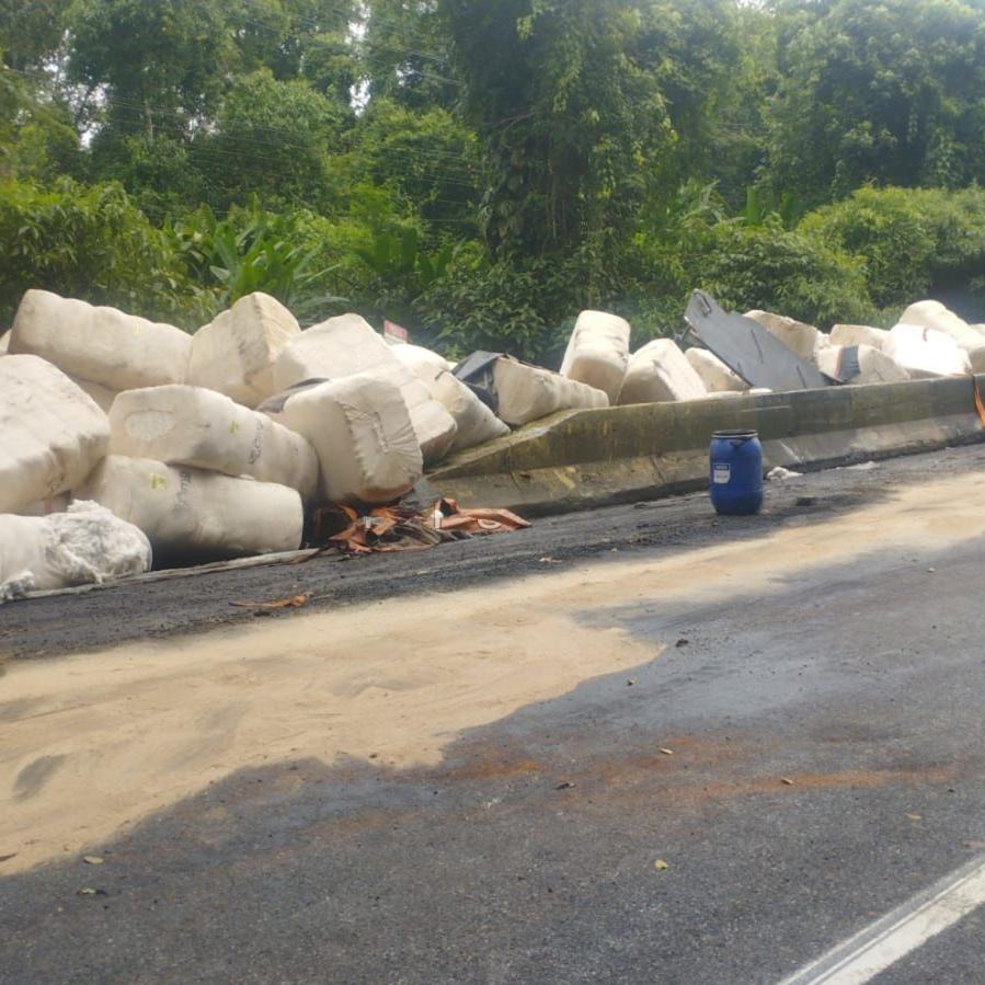 O veículo tombou sobre a faixa e o acostamento, espalhando a carga de algodão pela pista. Na sequência, houve incêndio