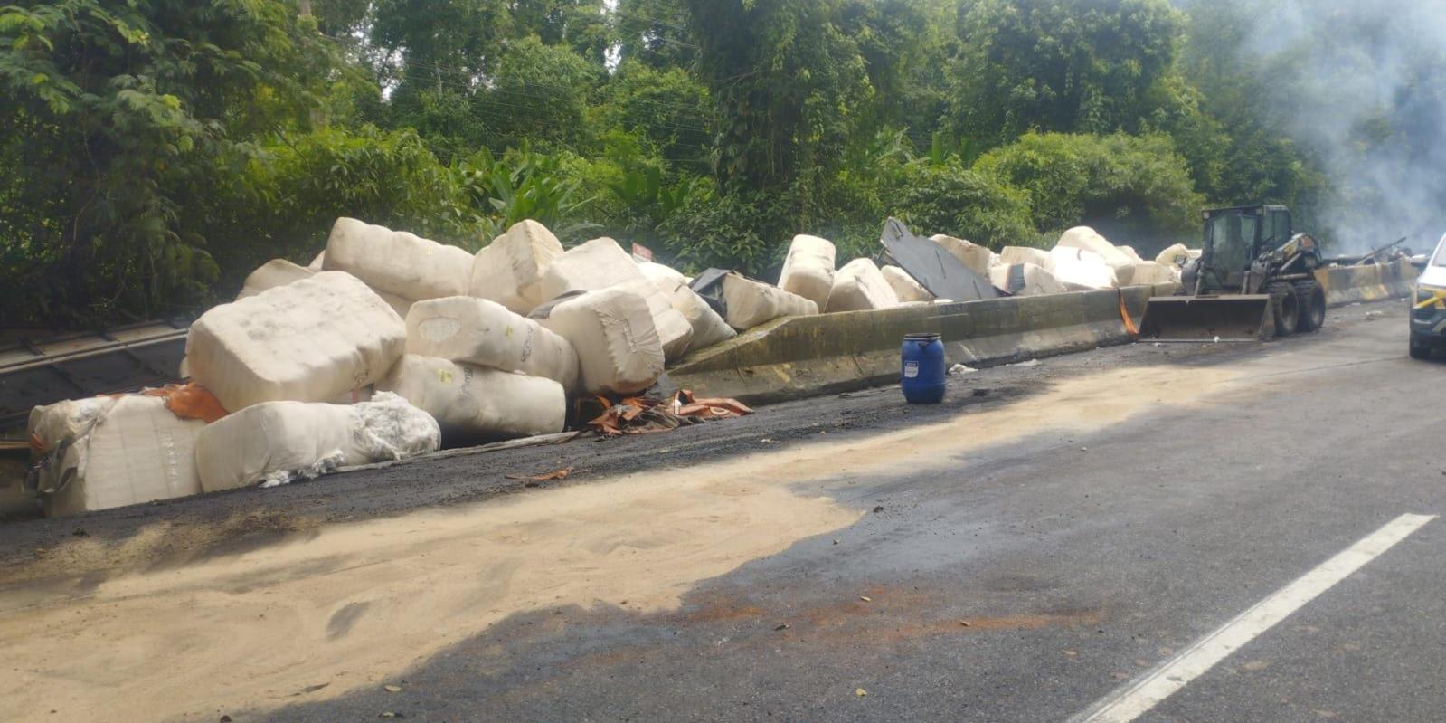 O veículo tombou sobre a faixa e o acostamento, espalhando a carga de algodão pela pista. Na sequência, houve incêndio