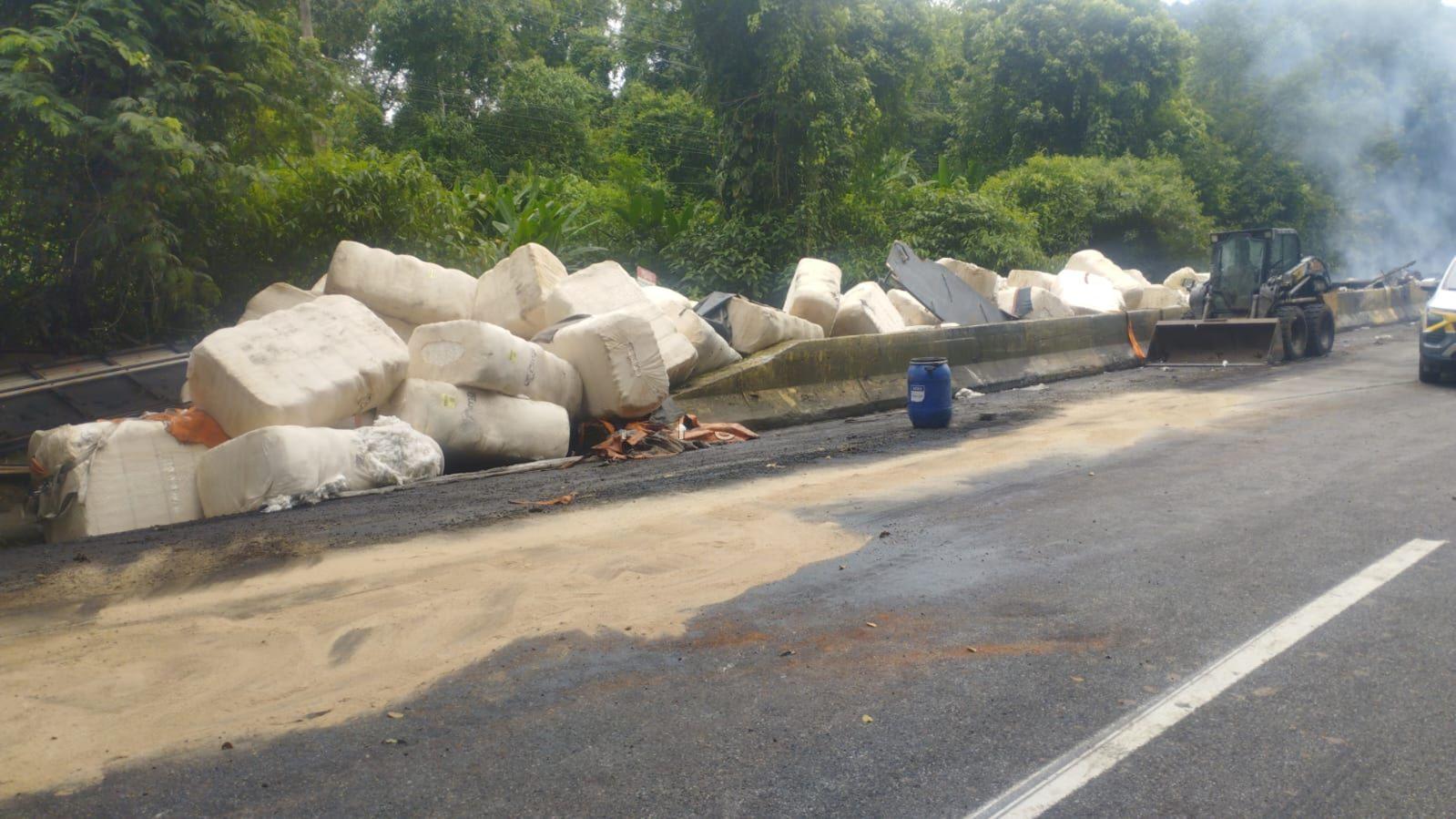 O veículo tombou sobre a faixa e o acostamento, espalhando a carga de algodão pela pista. Na sequência, houve incêndio