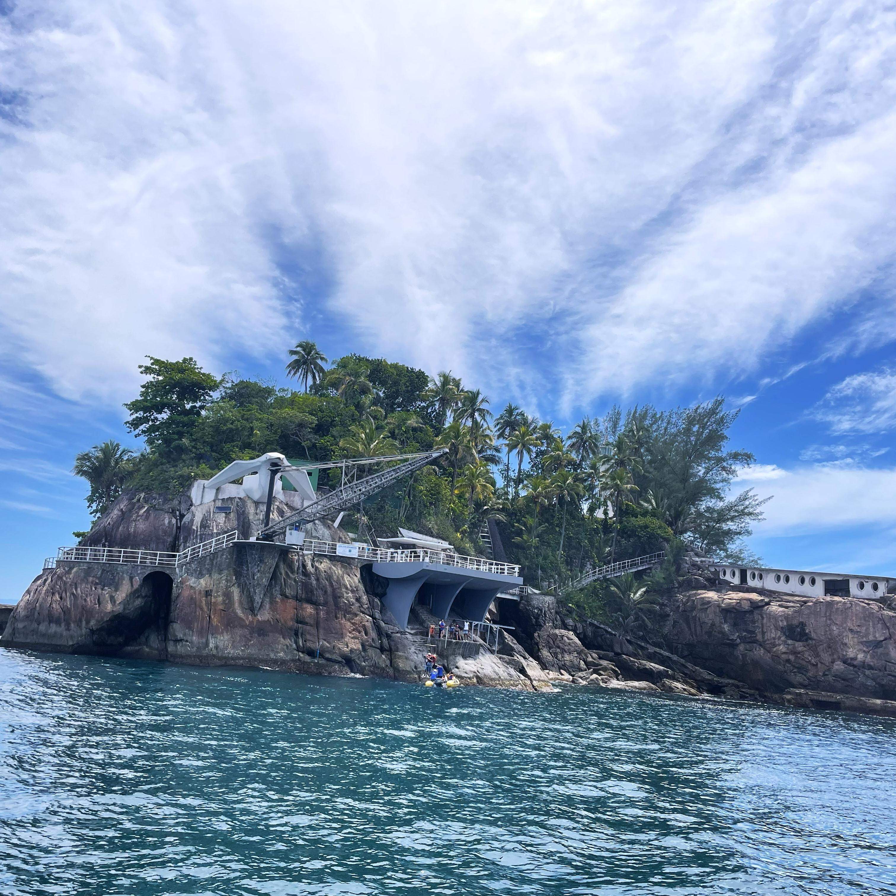 O acesso à ilha é feito através de um guindaste, que transporta os visitantes para a imersão sustentável