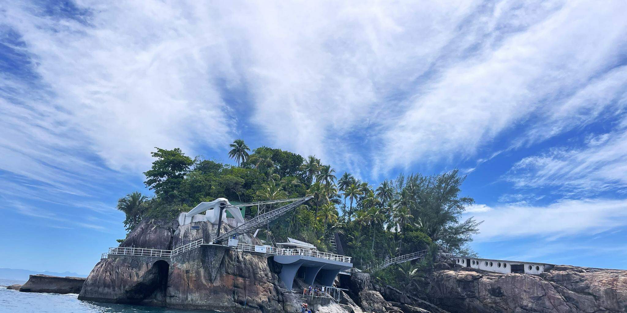 O acesso à ilha é feito através de um guindaste, que transporta os visitantes para a imersão sustentável