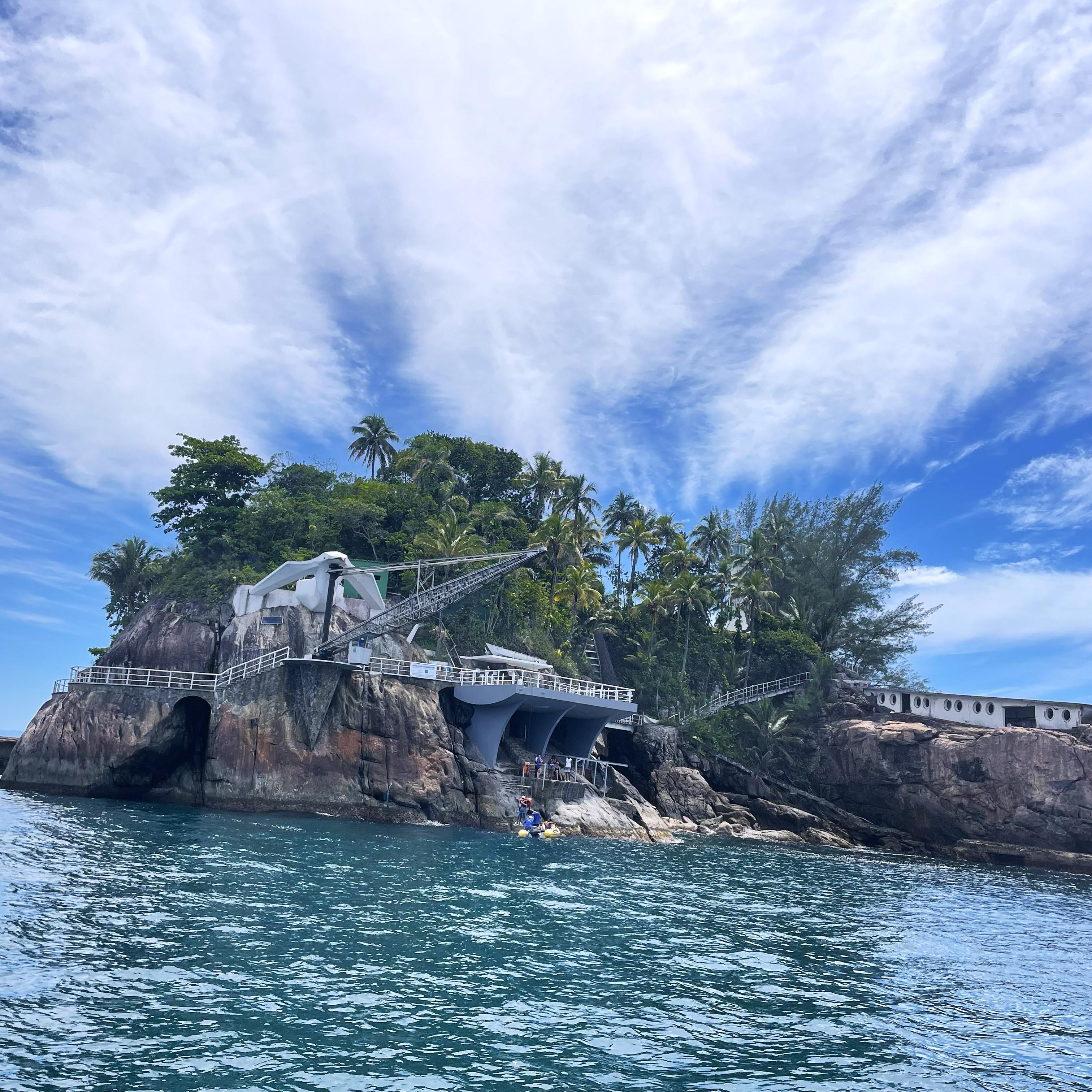 O acesso à ilha é feito através de um guindaste, que transporta os visitantes para a imersão sustentável