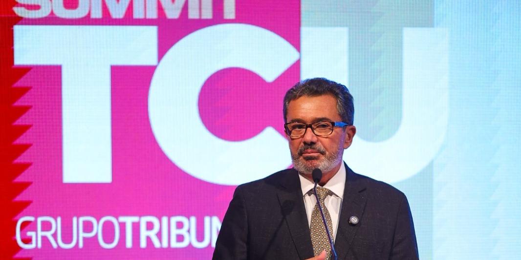 Graduated in Medicine and Law, Vital do Rêgo was a city councilor, state and federal deputy, and senator; in 2014, he took office as a minister of the TCU