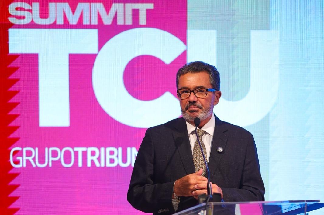 Graduated in Medicine and Law, Vital do Rêgo was a city councilor, state and federal deputy, and senator; in 2014, he took office as a minister of the TCU