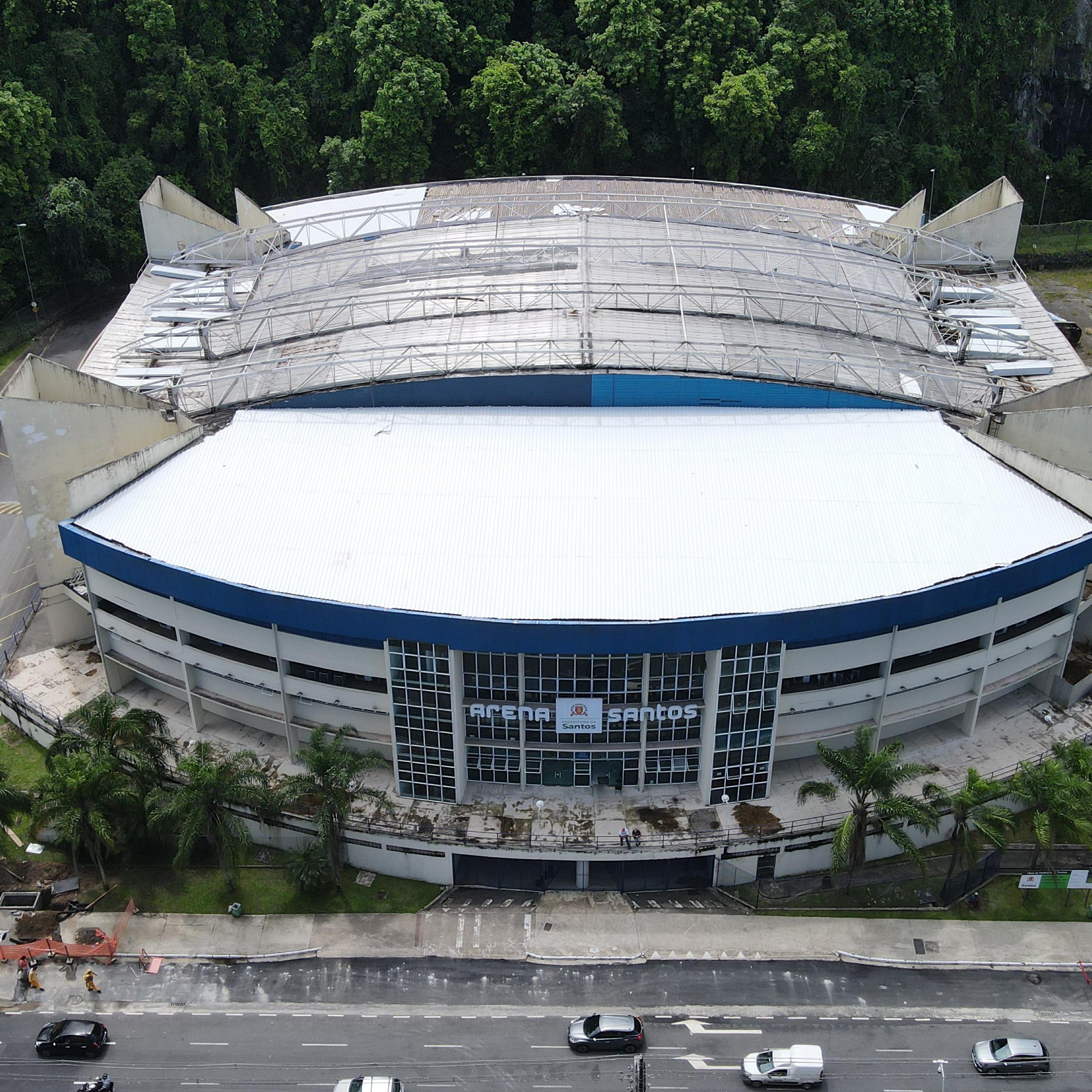 Reforma é na cobertura da Arena Santos, na Vila Mathias. Demora se deve ao clima e à troca da empresa