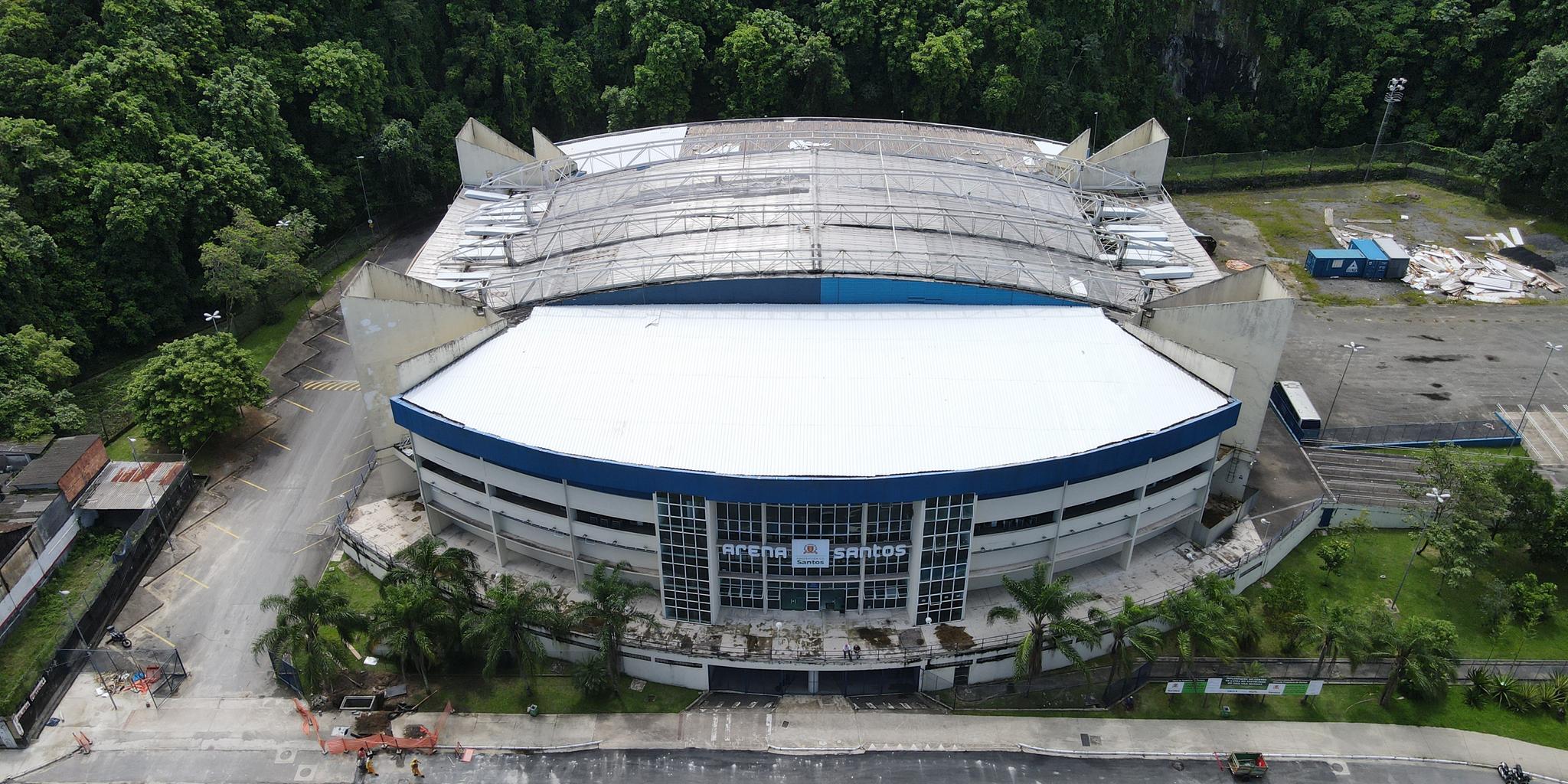 Reforma é na cobertura da Arena Santos, na Vila Mathias. Demora se deve ao clima e à troca da empresa