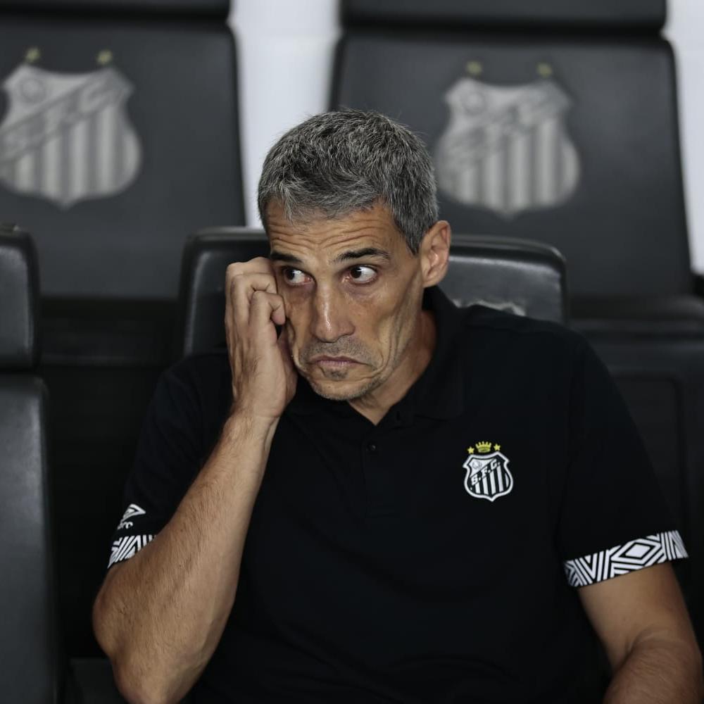 Juan Pablo Vojvoda chegou ao Santos em 2025 bem cotado e deixa a Vila execrado pela torcida