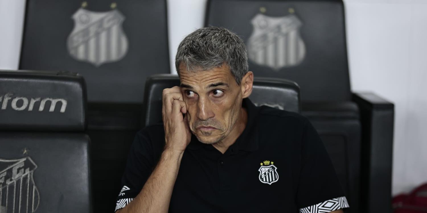 Juan Pablo Vojvoda chegou ao Santos em 2025 bem cotado e deixa a Vila execrado pela torcida