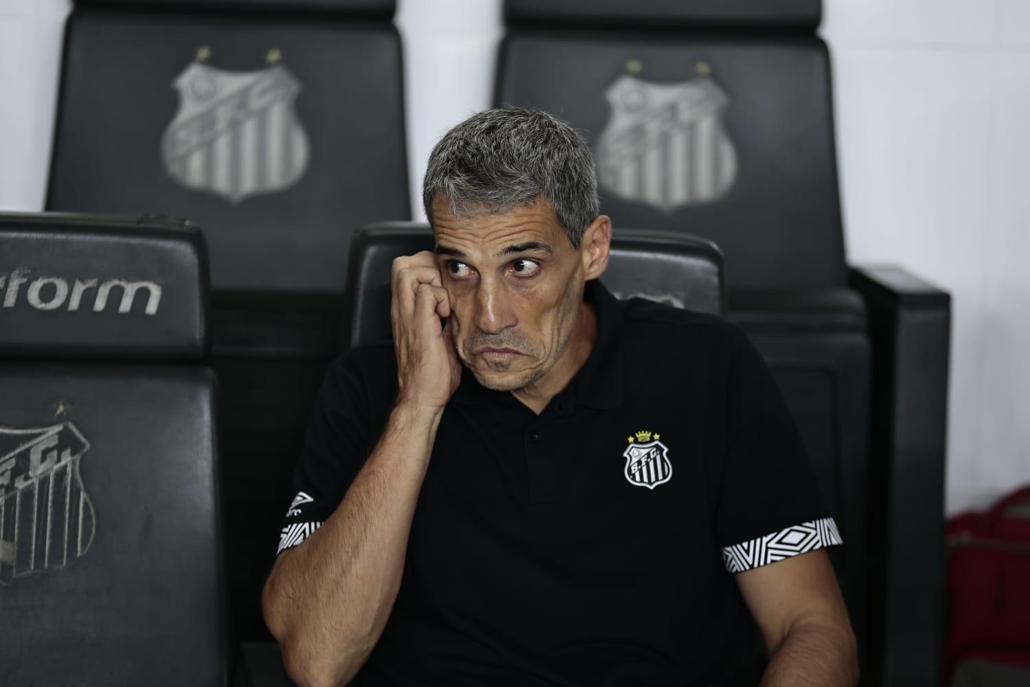 Juan Pablo Vojvoda chegou ao Santos em 2025 bem cotado e deixa a Vila execrado pela torcida