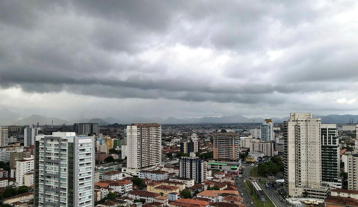 Muitas nuvens e pancadas de chuva devem atingir a Baixada Santista neste sábado (11)