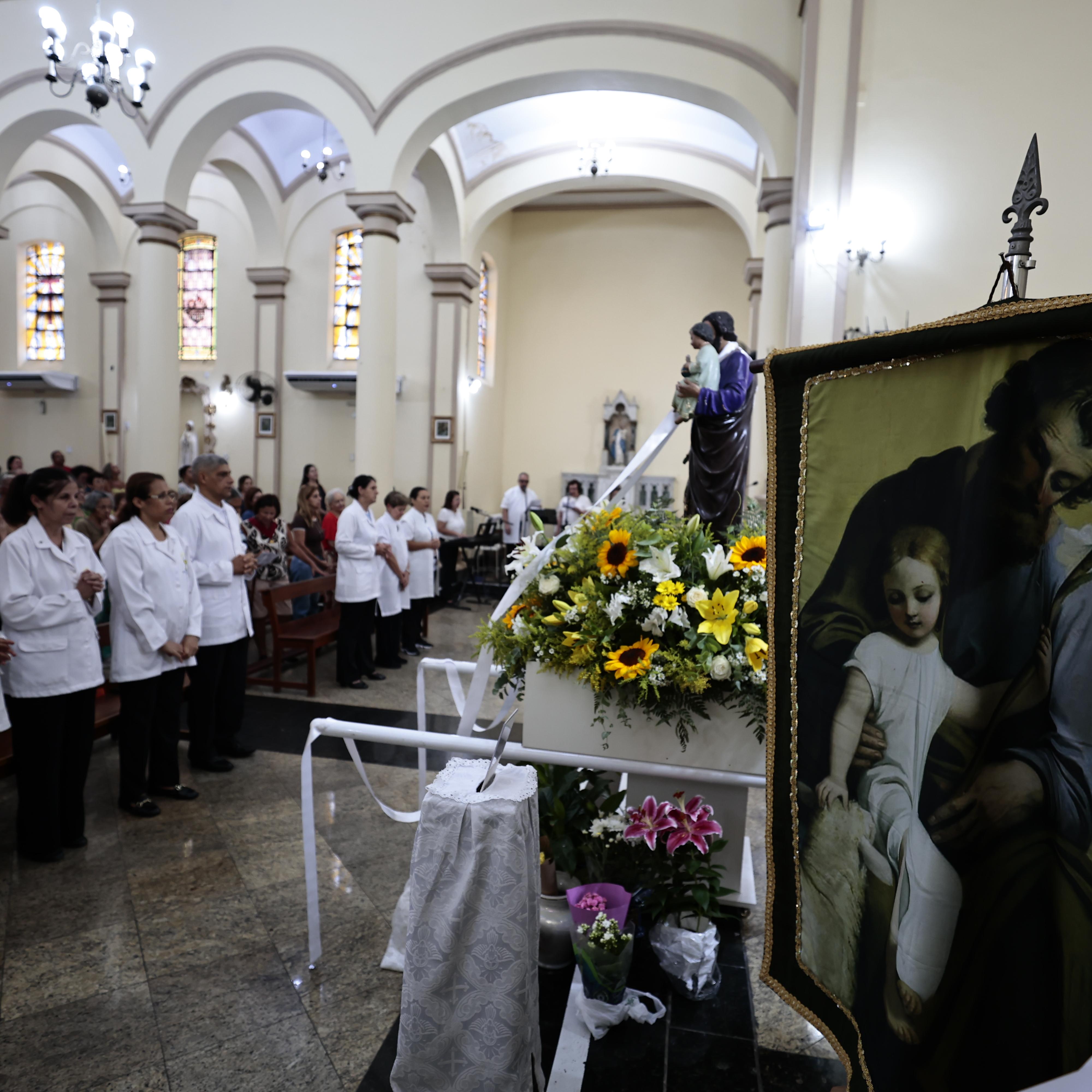 Missas, procissão e expositores: uma data de festa para católicos