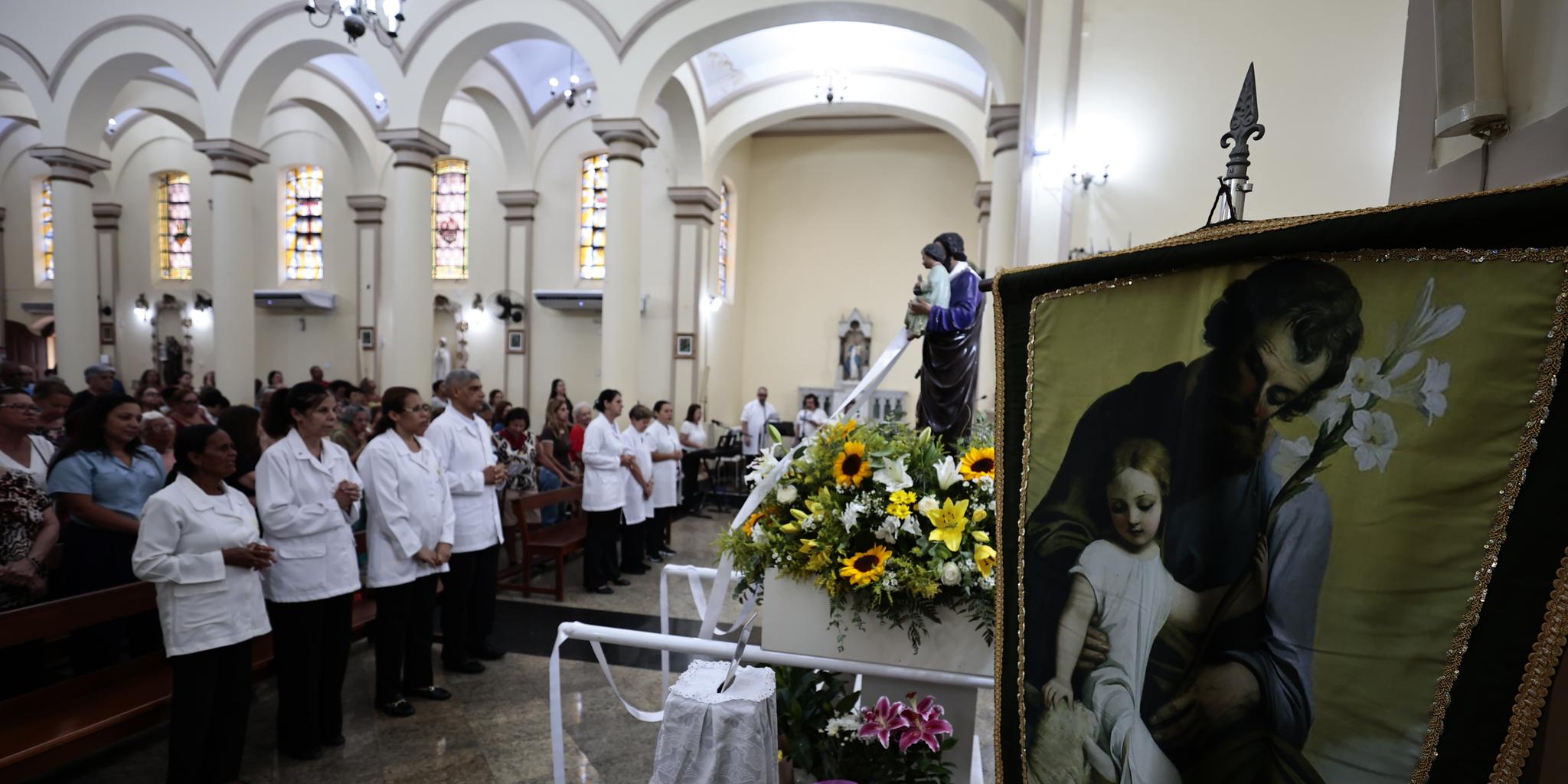 Missas, procissão e expositores: uma data de festa para católicos