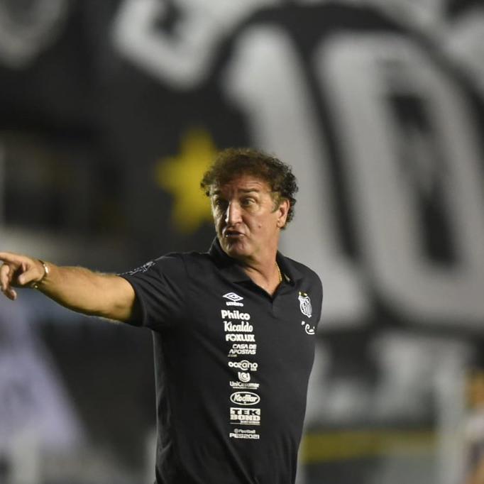 Cuca, durante partida em sua última passagem pela Vila Belmiro, em 2021