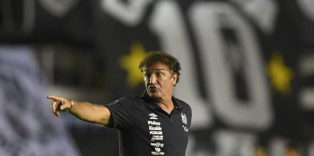 Cuca, durante partida em sua última passagem pela Vila Belmiro, em 2021