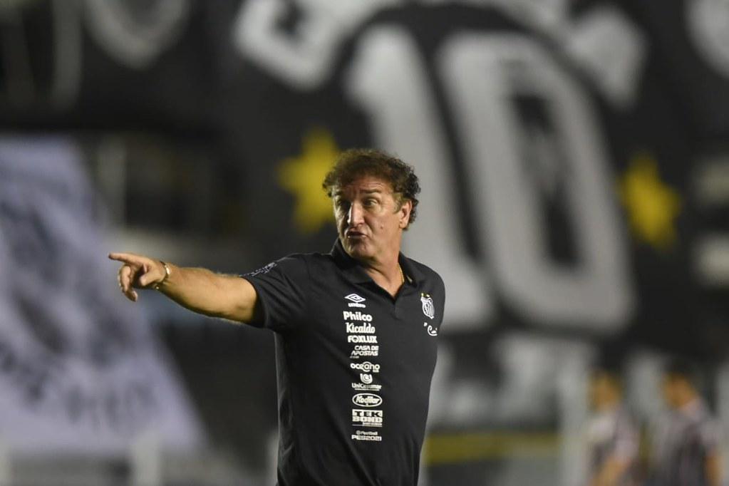 Cuca, durante partida em sua última passagem pela Vila Belmiro, em 2021