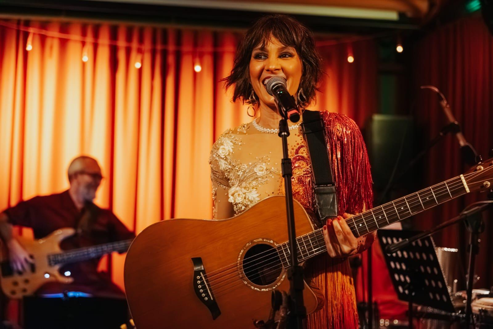 Repertório do álbum de 2025 reúne canções próprias e releituras