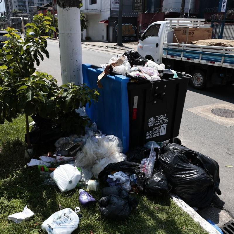 Contentores superlotados e lixo espalhado em vias públicas têm sido realidade em cidades como Santos