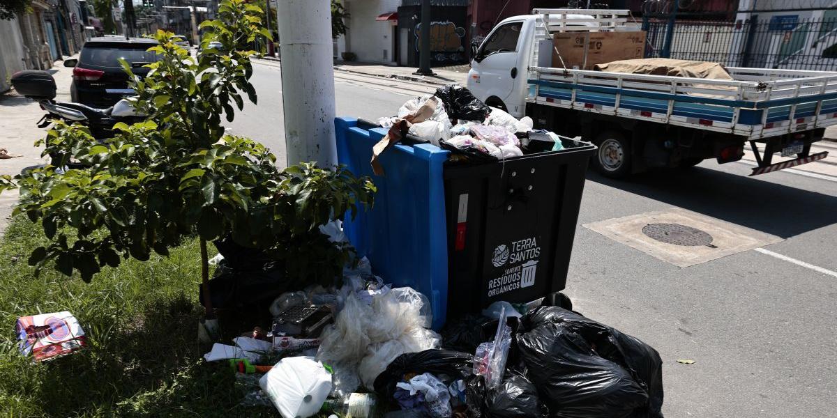 Contentores superlotados e lixo espalhado em vias públicas têm sido realidade em cidades como Santos