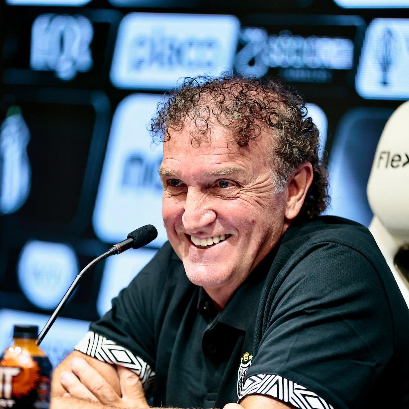 Confiante, Cuca chega à Vila Belmiro para a quarta passagem pelo comando do Peixe