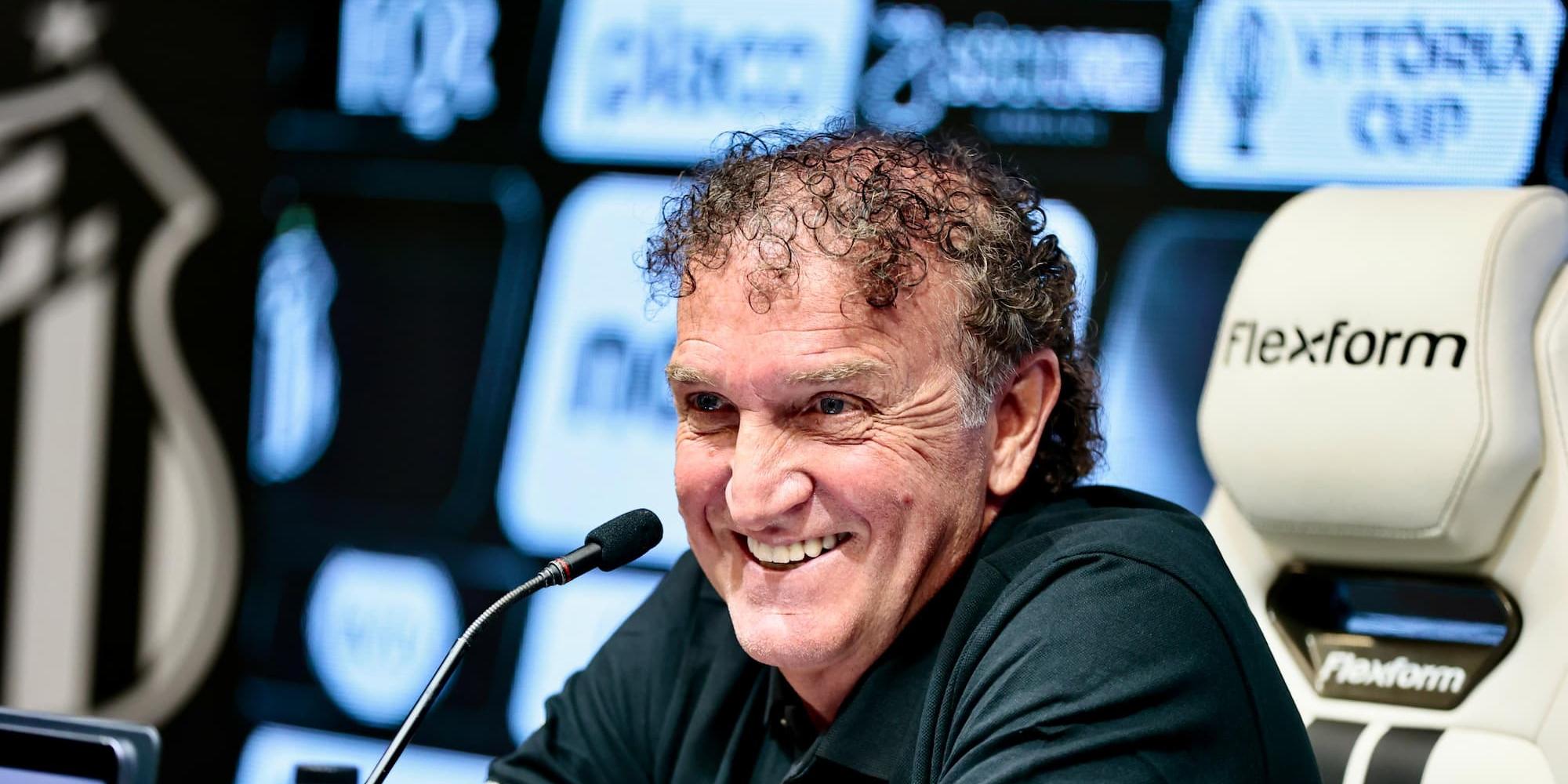 Confiante, Cuca chega à Vila Belmiro para a quarta passagem pelo comando do Peixe