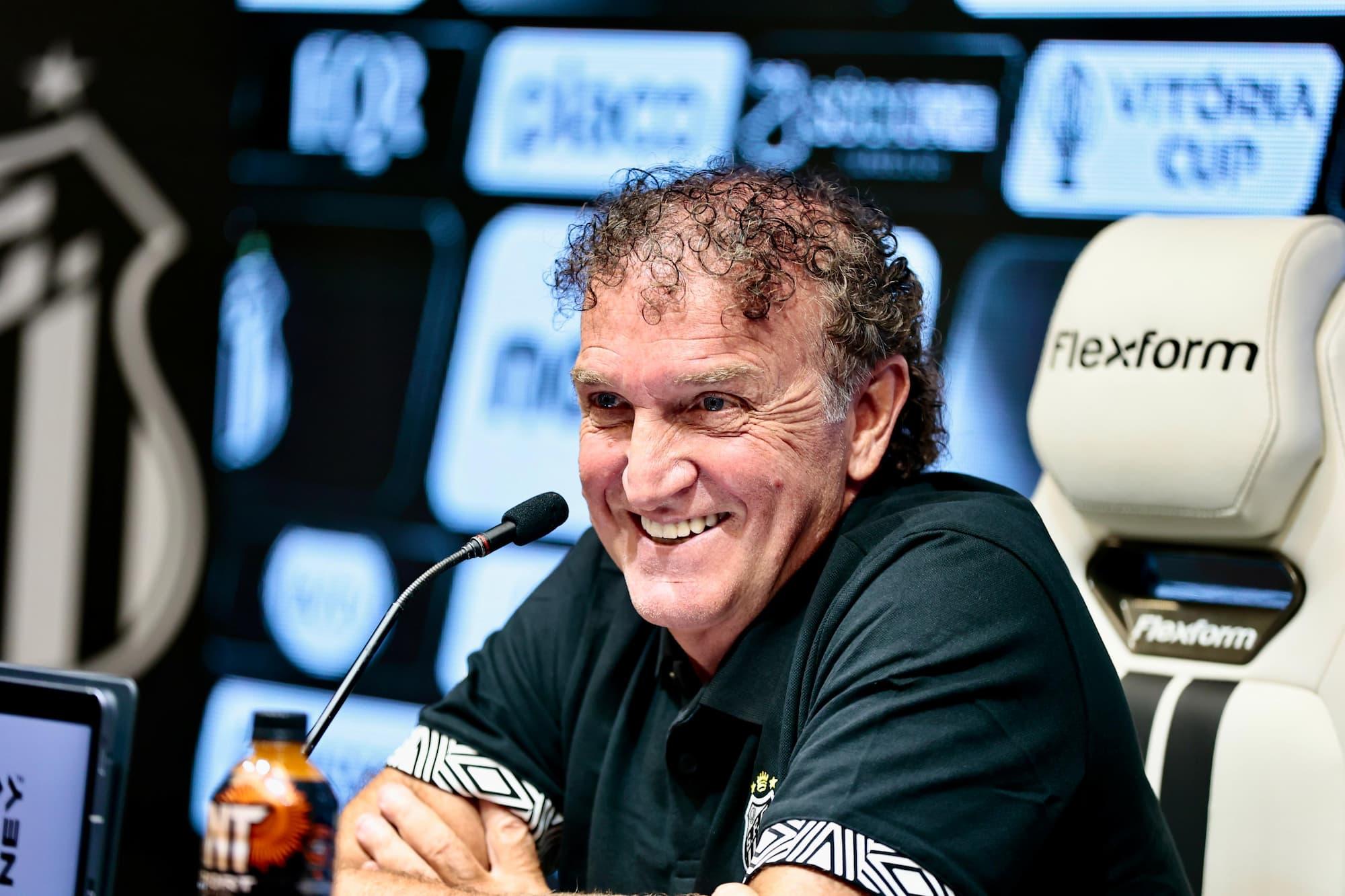 Confiante, Cuca chega à Vila Belmiro para a quarta passagem pelo comando do Peixe