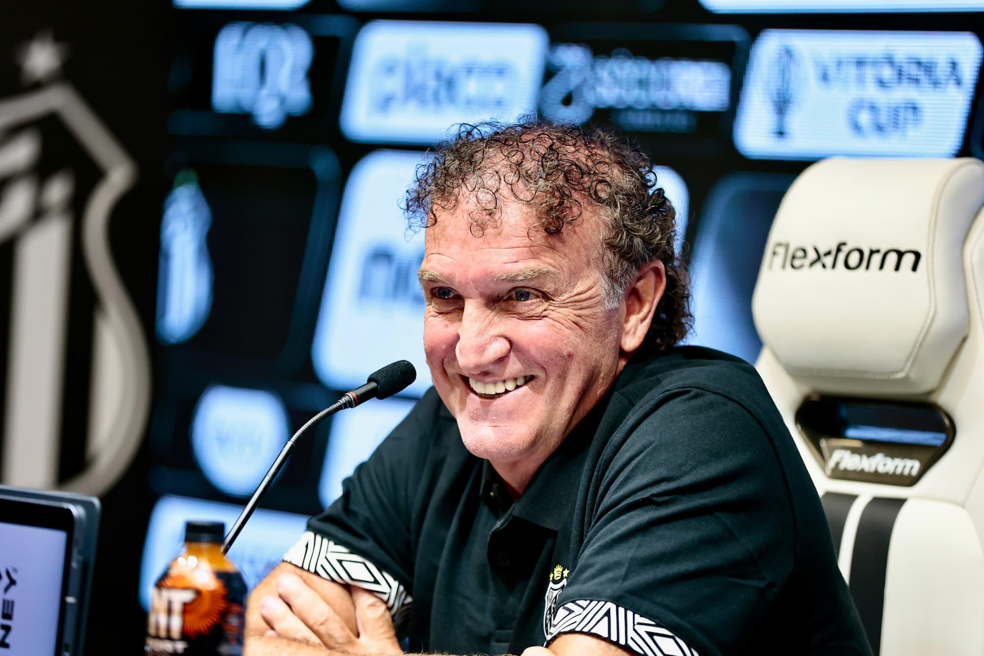 Confiante, Cuca chega à Vila Belmiro para a quarta passagem pelo comando do Peixe