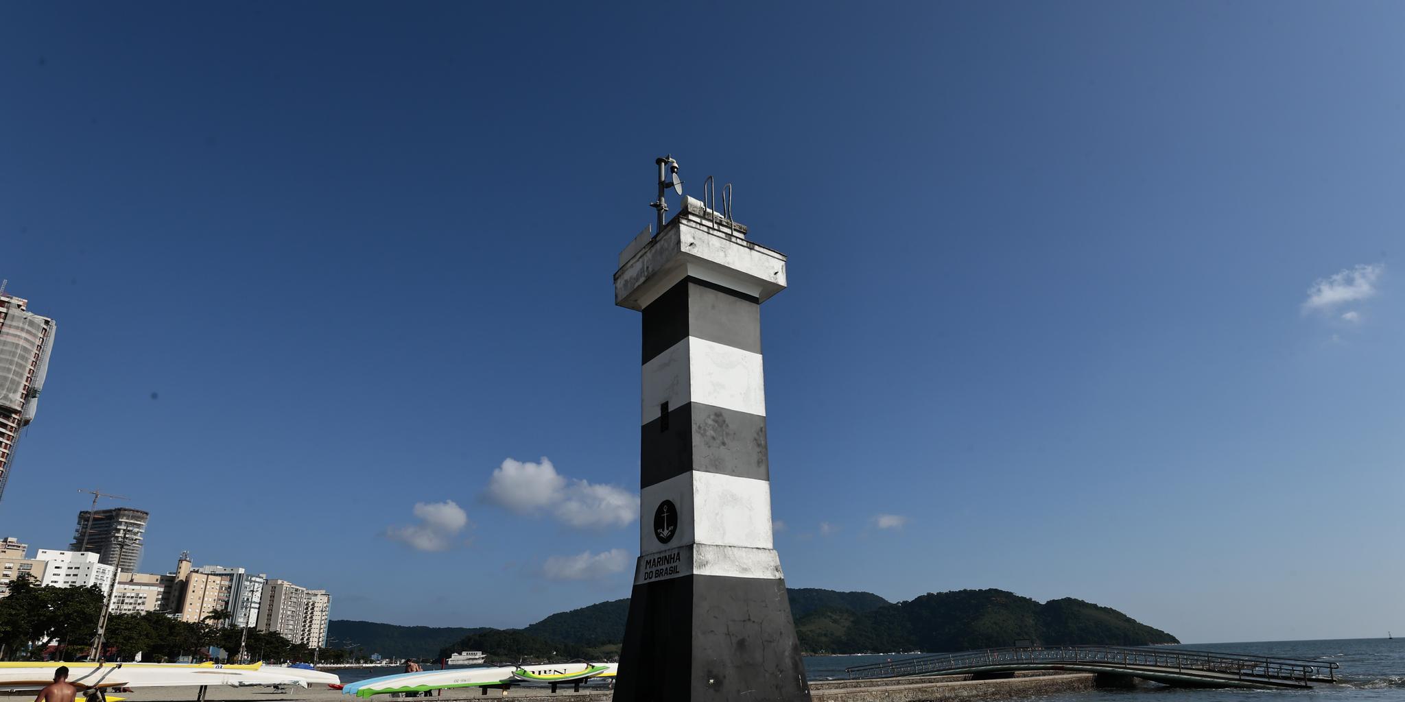 Faróis existentes desde 1967 na Aparecida (foto) e no Boqueirão, em Santos, orientam navios durante manobras