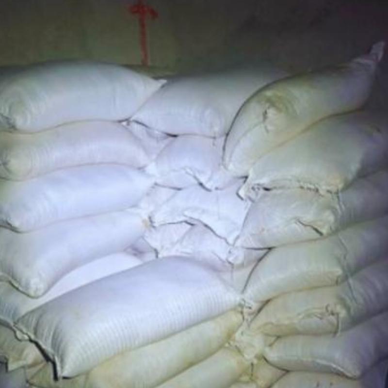 Estrutura clandestina em área de mata era usada para armazenamento e escoamento da carga; um homem foi preso