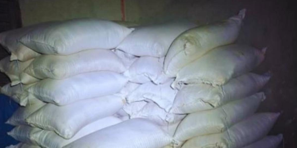 Estrutura clandestina em área de mata era usada para armazenamento e escoamento da carga; um homem foi preso