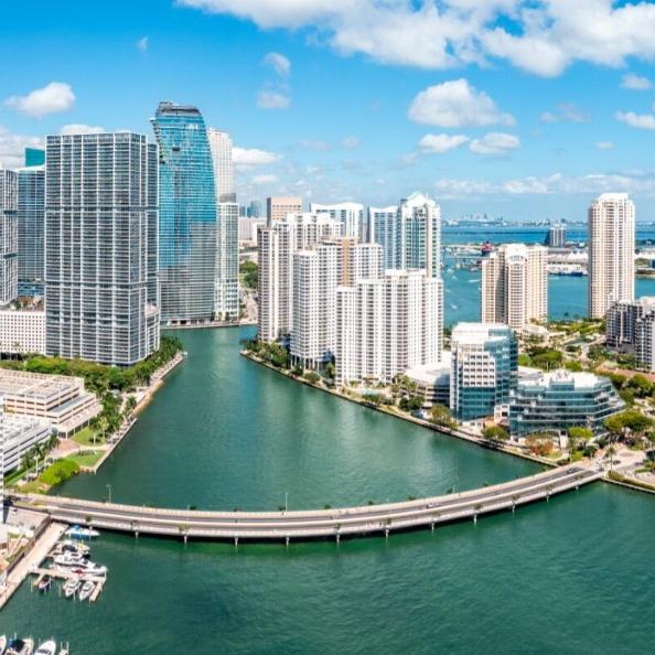 Entre praias, cultura latina e gastronomia diversa, cidade une futebol e lifestyle