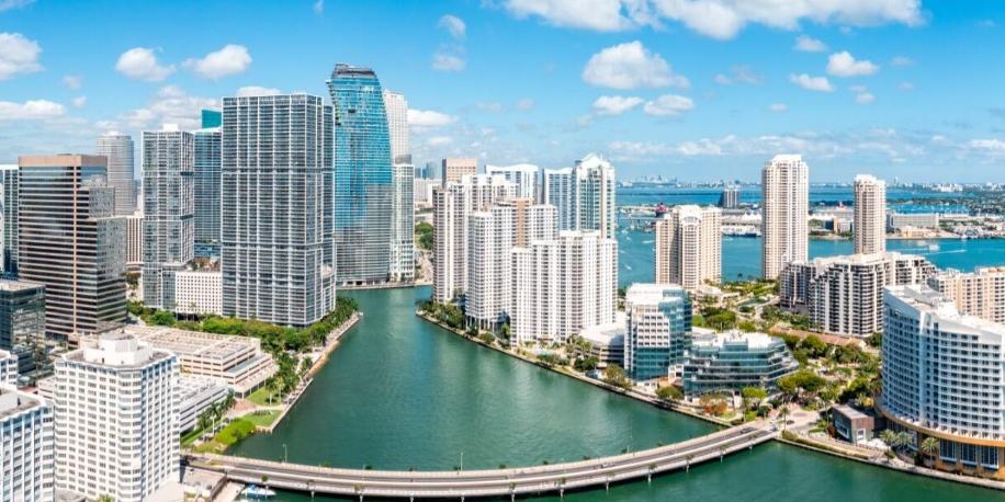 Entre praias, cultura latina e gastronomia diversa, cidade une futebol e lifestyle