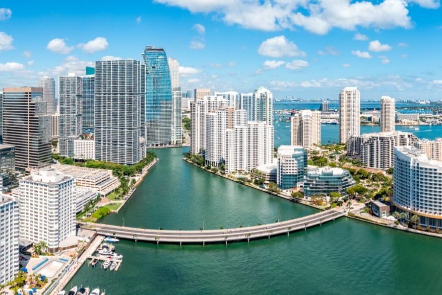 Entre praias, cultura latina e gastronomia diversa, cidade une futebol e lifestyle