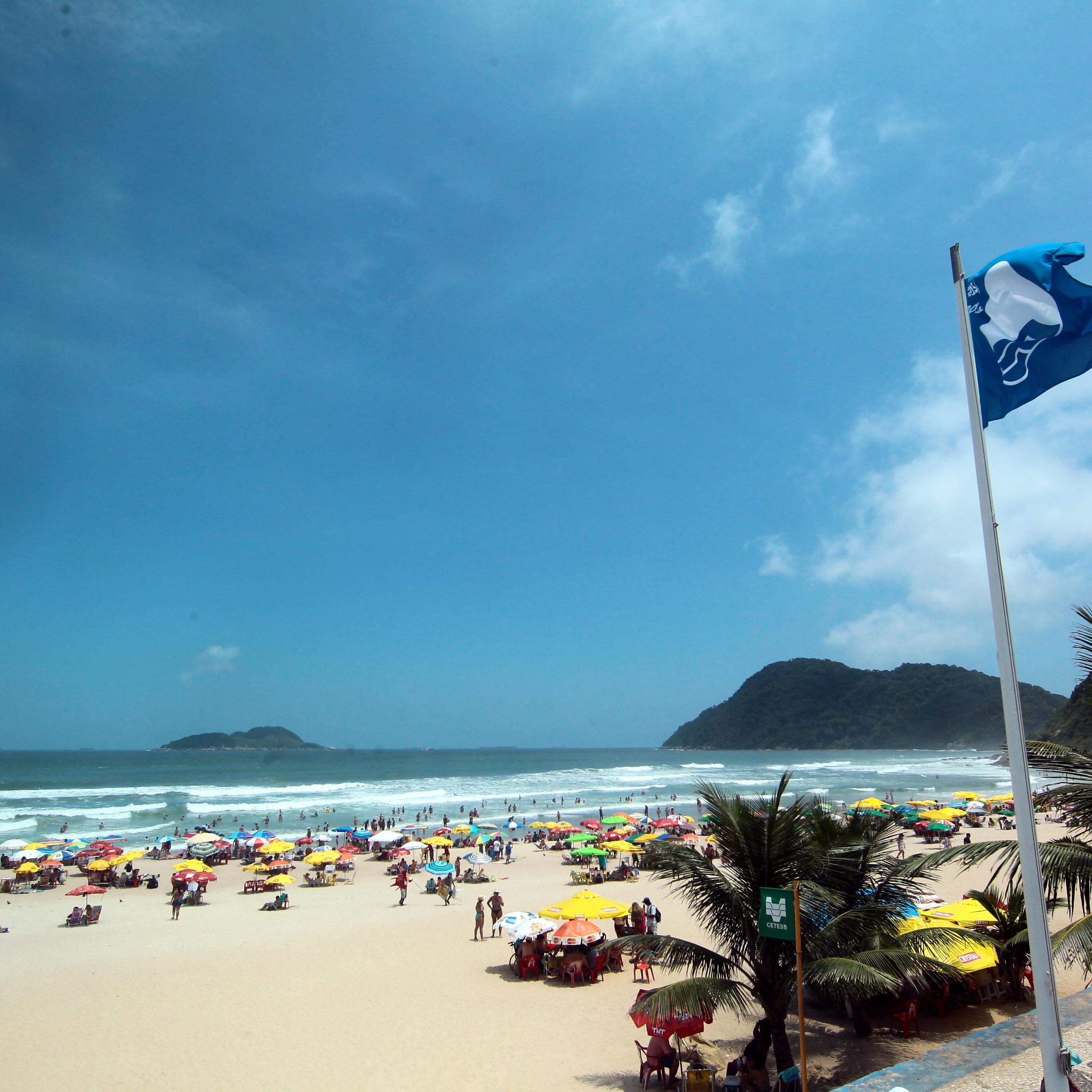 A praia é um dos pontos turísticos mais procurados do Guarujá.