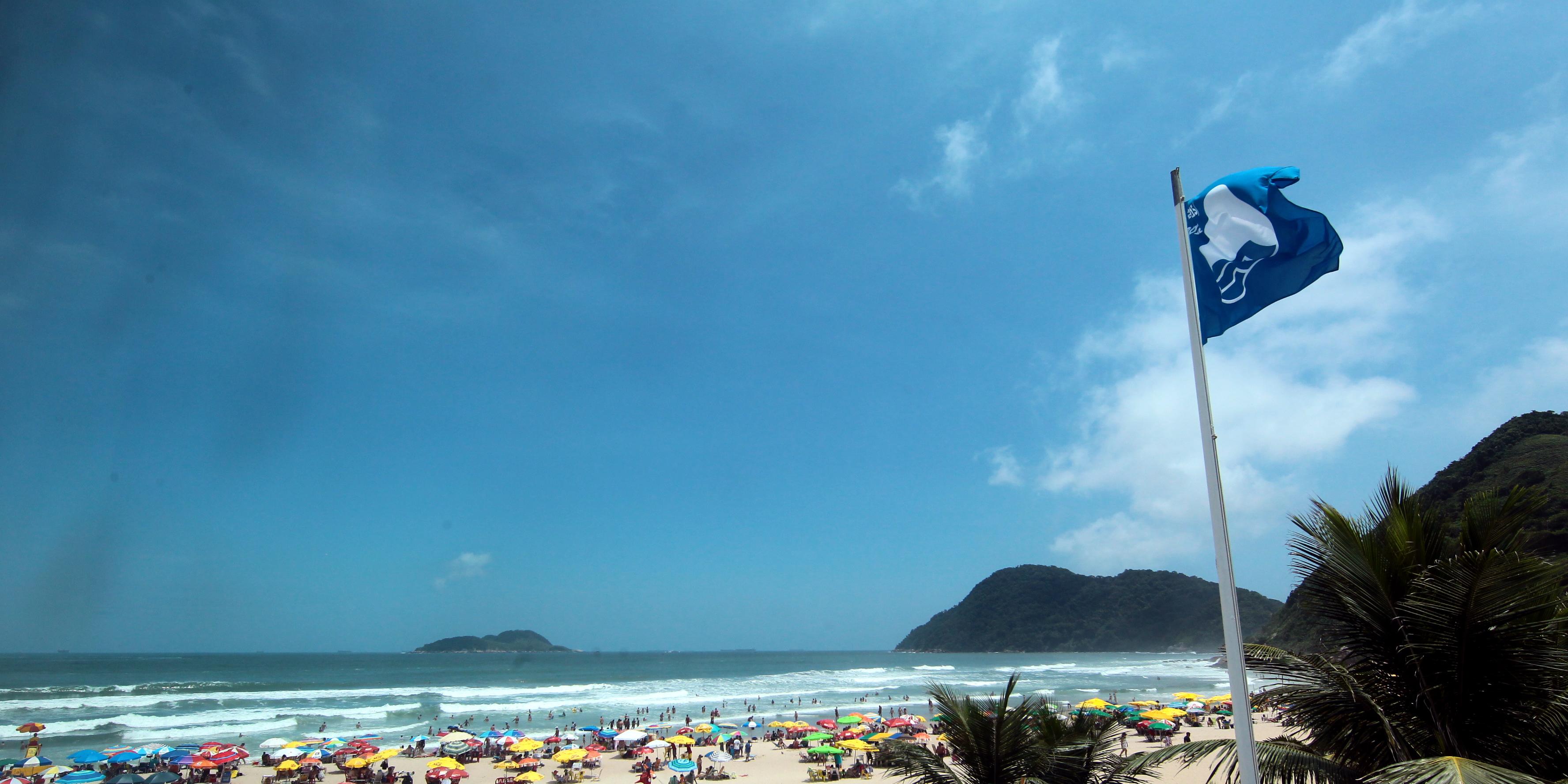A praia é um dos pontos turísticos mais procurados do Guarujá.