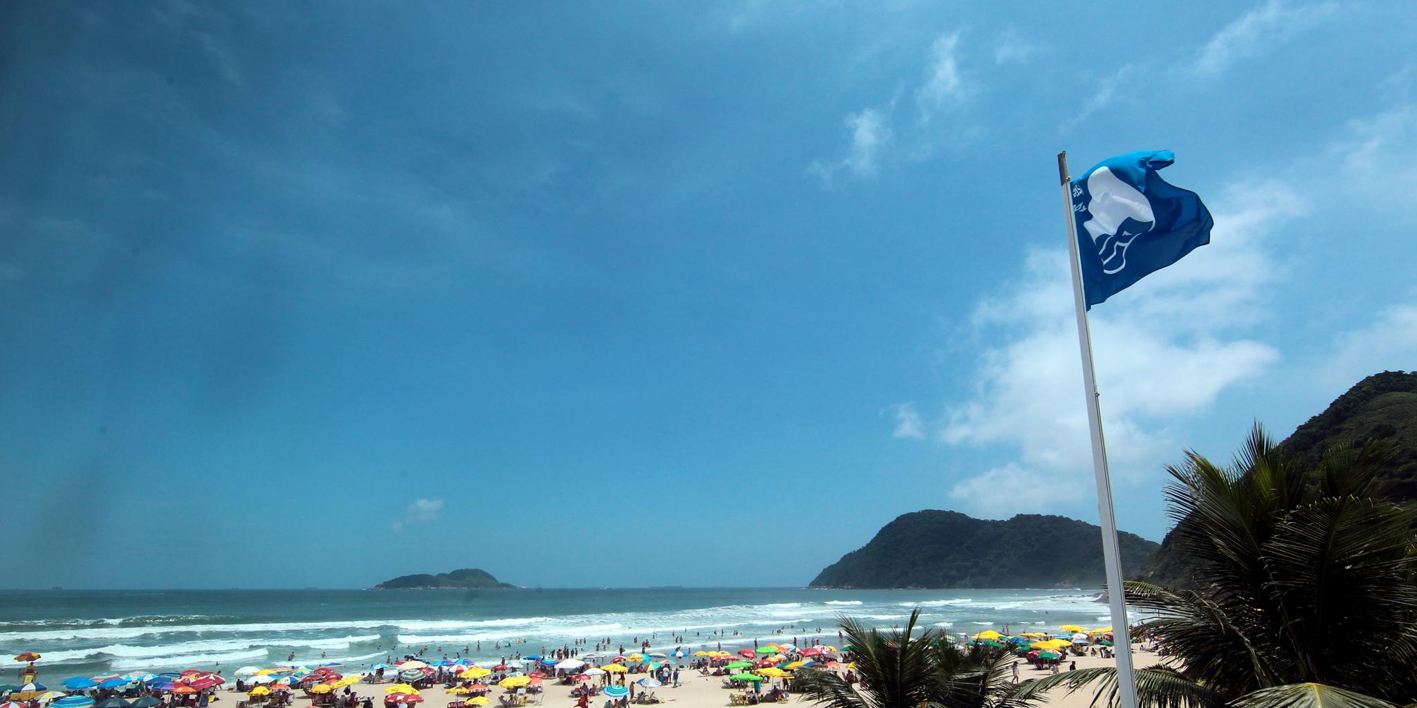 A praia é um dos pontos turísticos mais procurados do Guarujá.