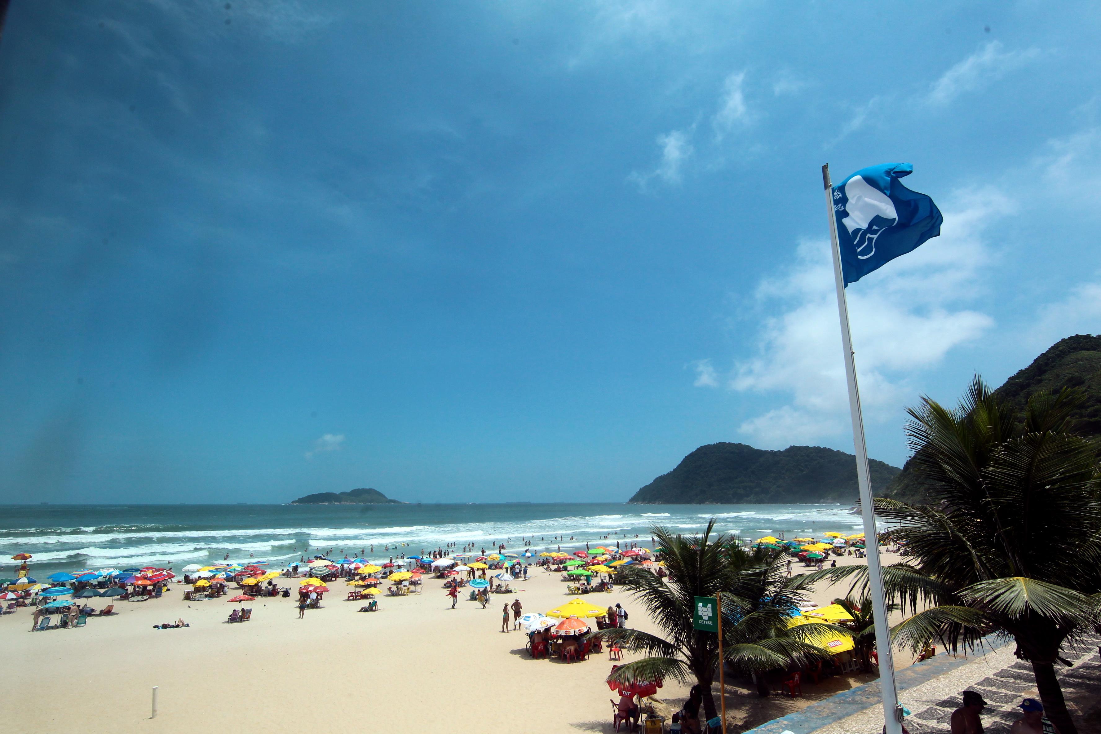 A praia é um dos pontos turísticos mais procurados do Guarujá.