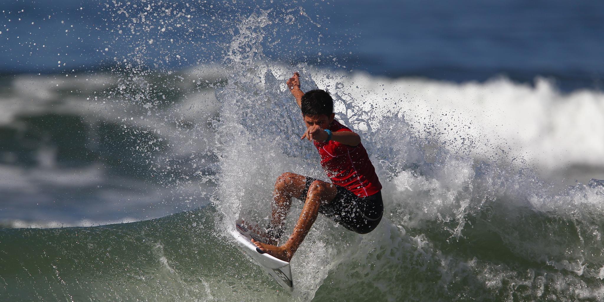 A praia é o local preferido dos surfistas, e já palco de campeonatos da modalidade.