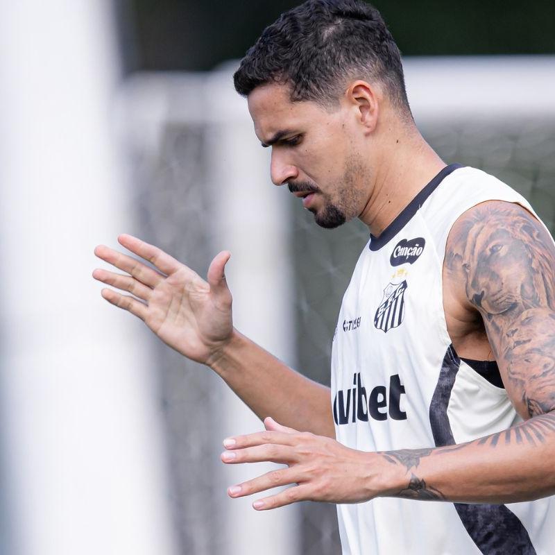 O zagueiro Lucas Veríssimo deve estrear entre os titulares do Santos no duelo contra o Cruzeiro deste domingo (22), em Belo Horizonte
