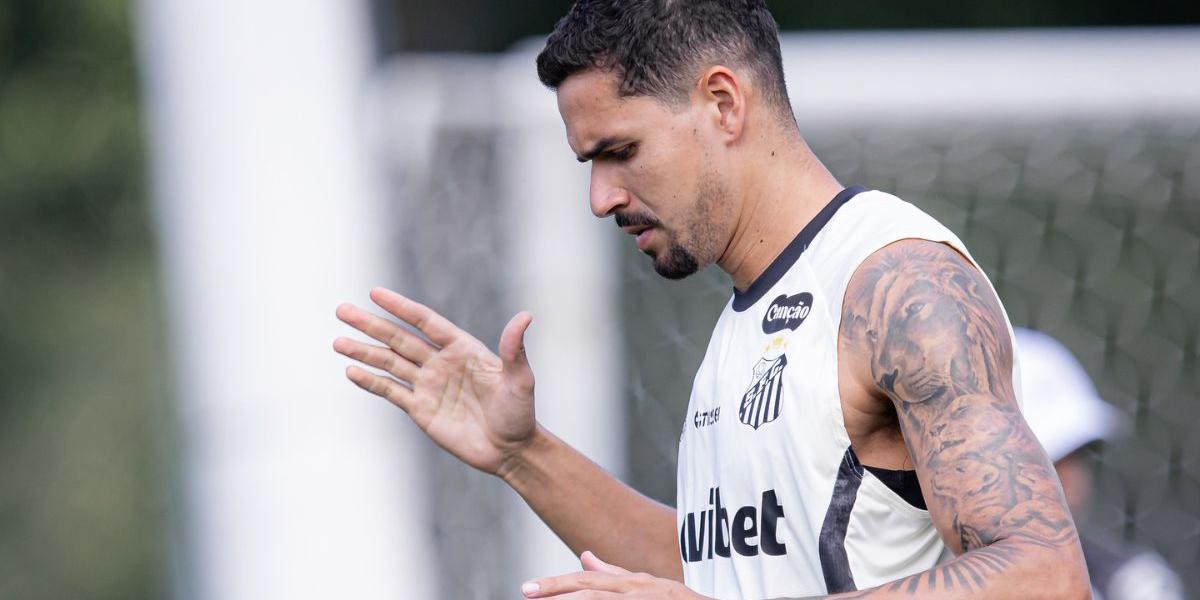 O zagueiro Lucas Veríssimo deve estrear entre os titulares do Santos no duelo contra o Cruzeiro deste domingo (22), em Belo Horizonte