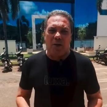 "A gente fica meio torto, mas daqui a pouco ajeita de novo", disse Luxemburgo ao deixar o hospital