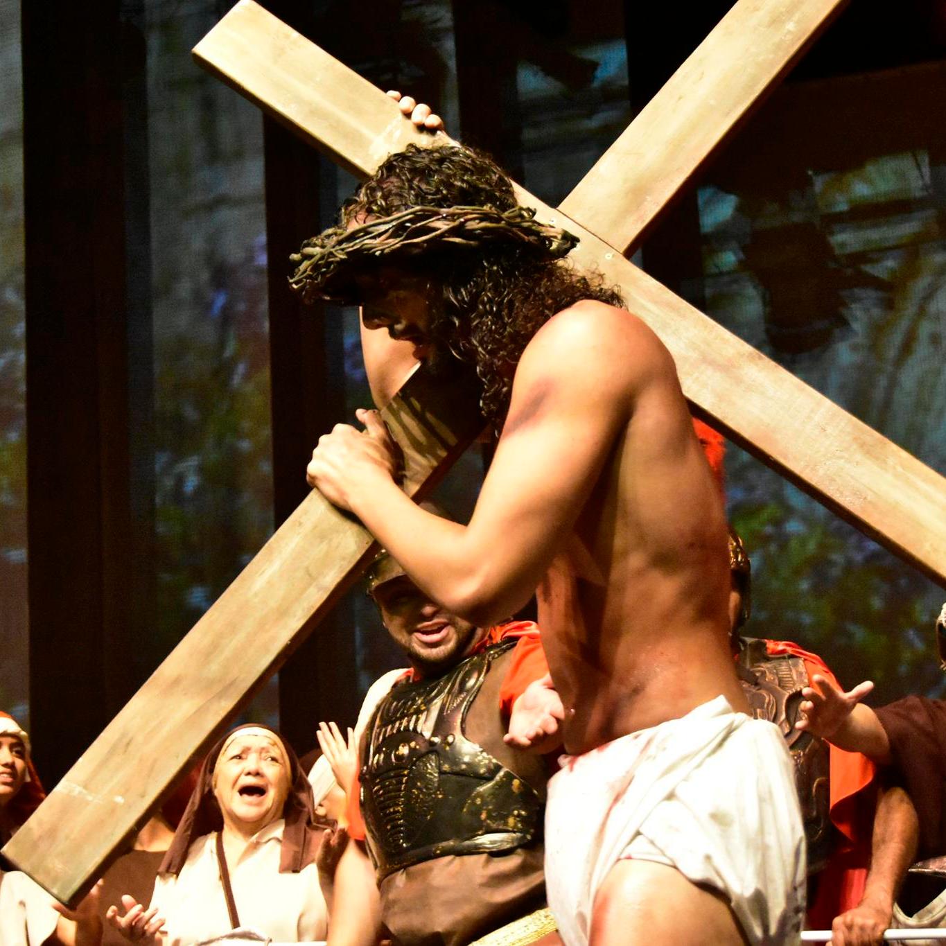 Desde 2018, o espetáculo da Paixão de Cristo é teatral. Mais de 100 moradores da Cidade participam dele