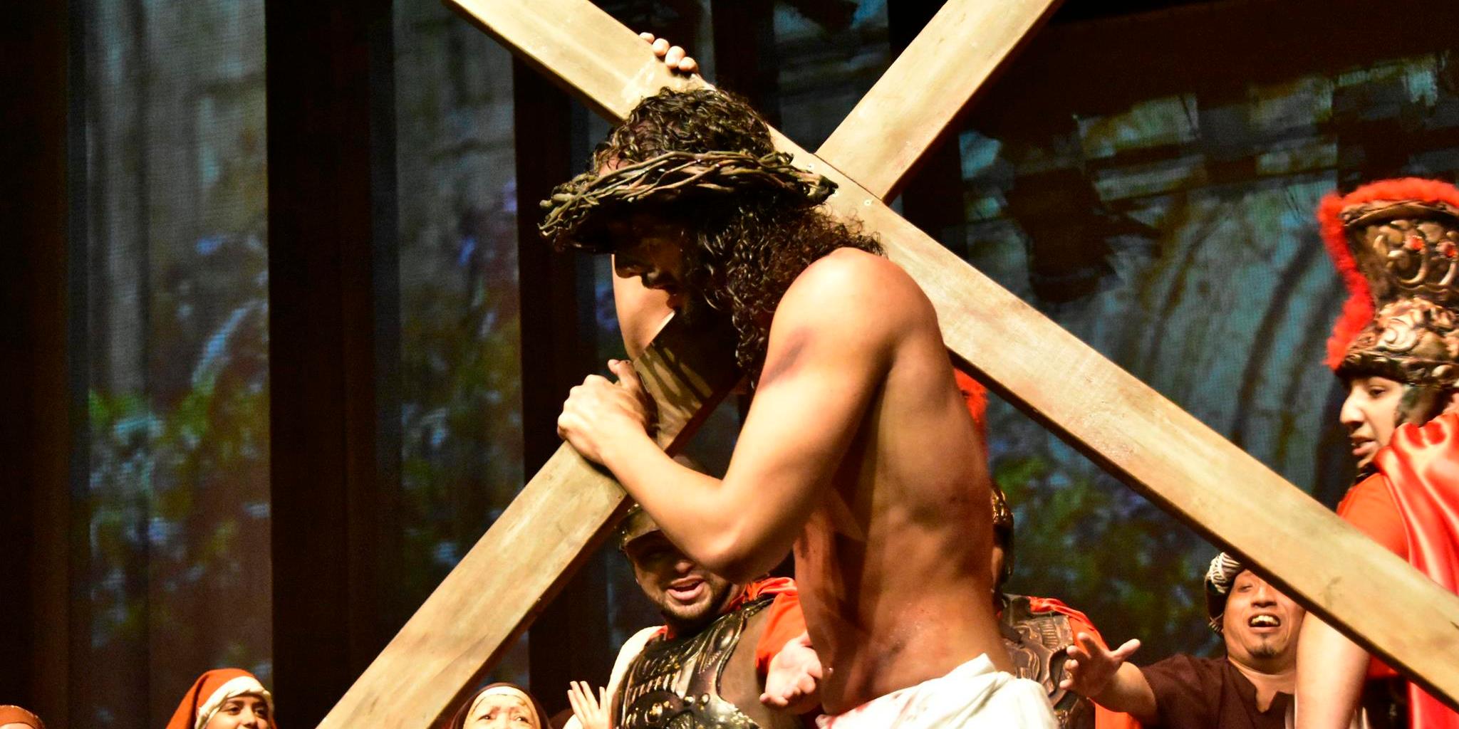 Desde 2018, o espetáculo da Paixão de Cristo é teatral. Mais de 100 moradores da Cidade participam dele