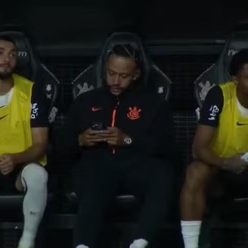 Atacante holandês usou o celular no banco de reservas