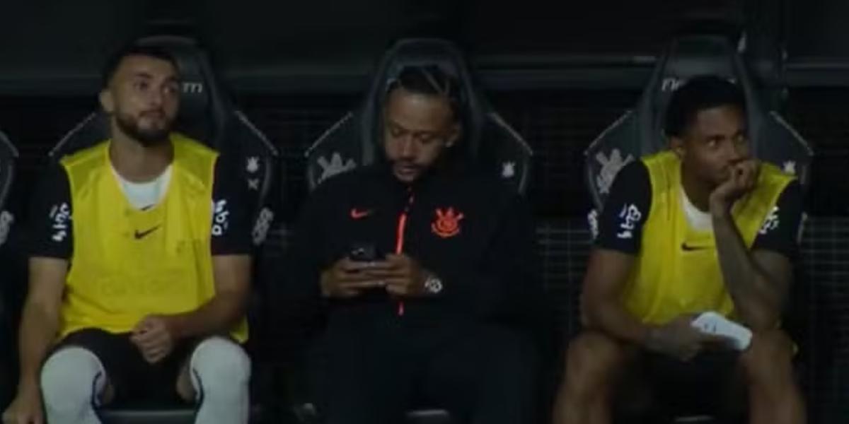 Atacante holandês usou o celular no banco de reservas