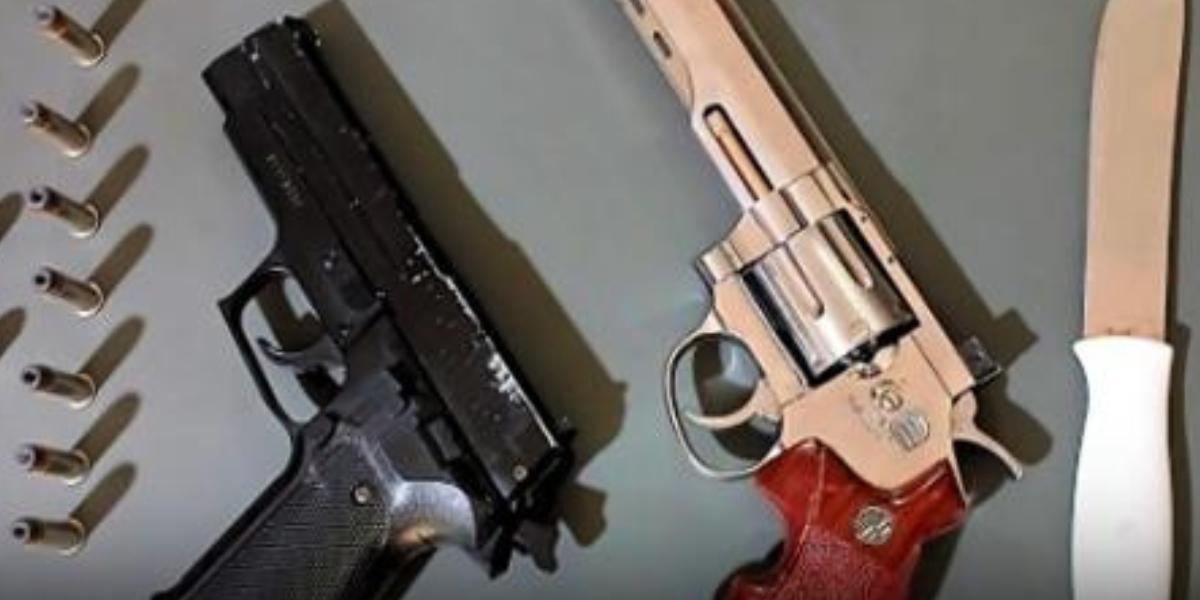 Suspeito, que estava em saída temporária, foi flagrado com revólver de numeração suprimida, simulacro e munições após denúncia de ameaças no bairro Bopiranga