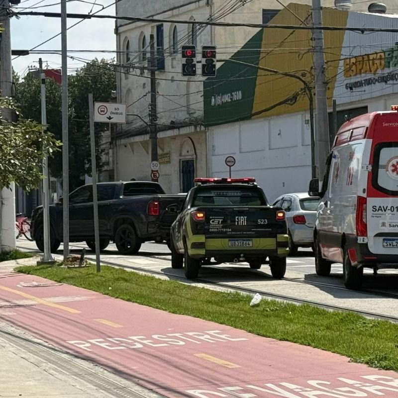 Acidente aconteceu na linha do VLT da Rua João Pessoa e causou lentidão temporária no trânsito